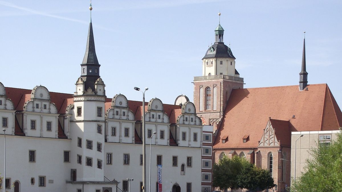Johannbau des Dessauer Schlosses und Marienkirche, vom Ostufer der Mulde gesehen